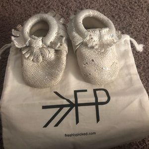 Freshly Picked Moccasins Cream/Gold Snakeskin